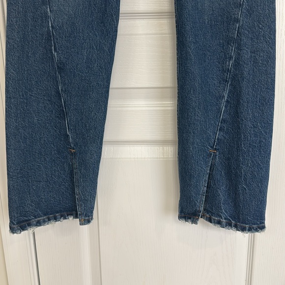 Good American Good Icon Twisted Slit Denim Jeans - Picture 9 of 11